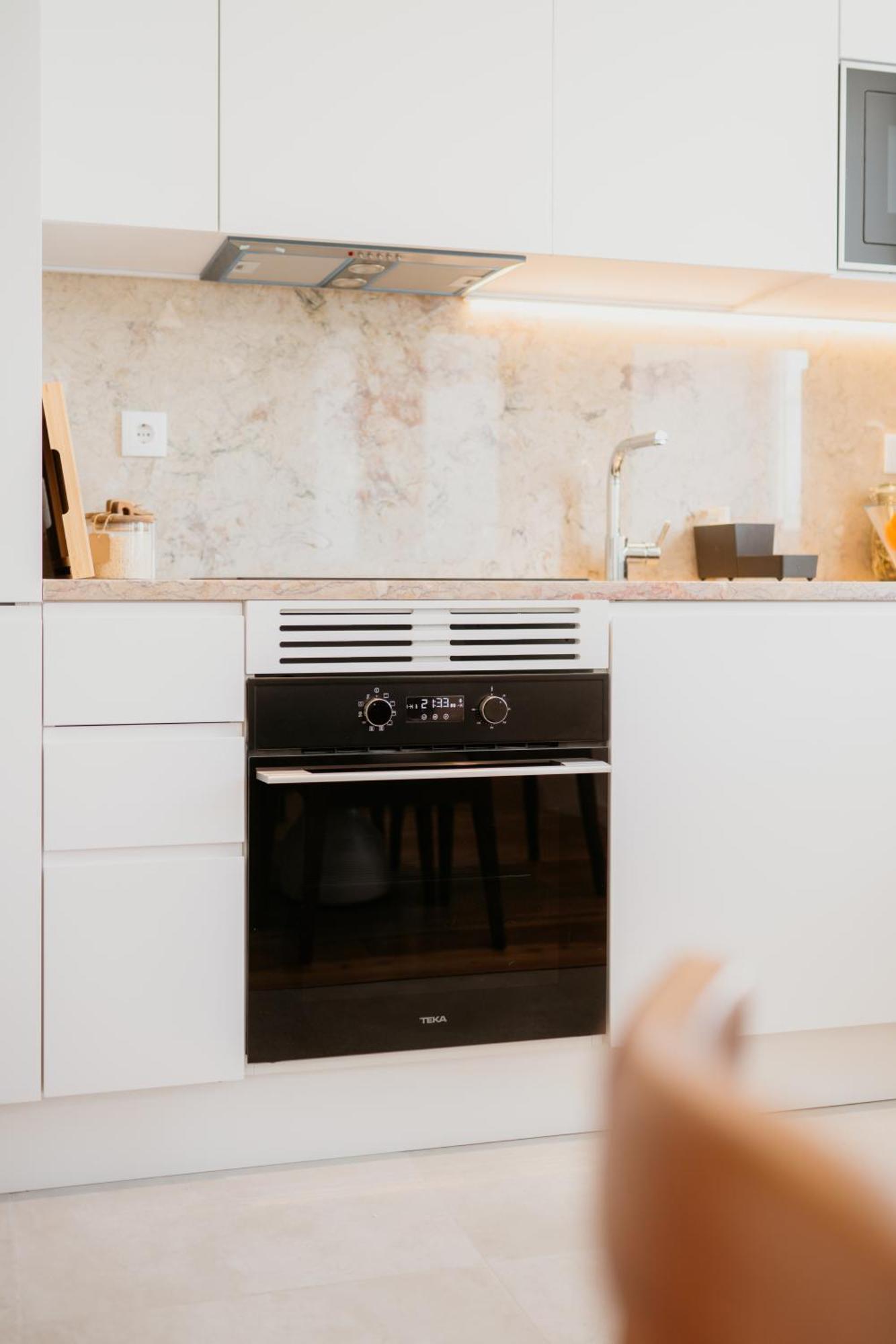 Apartment Mary Orange - No 236 Rc E - Elegant Two-bedroom Urban Retreat Lissabon